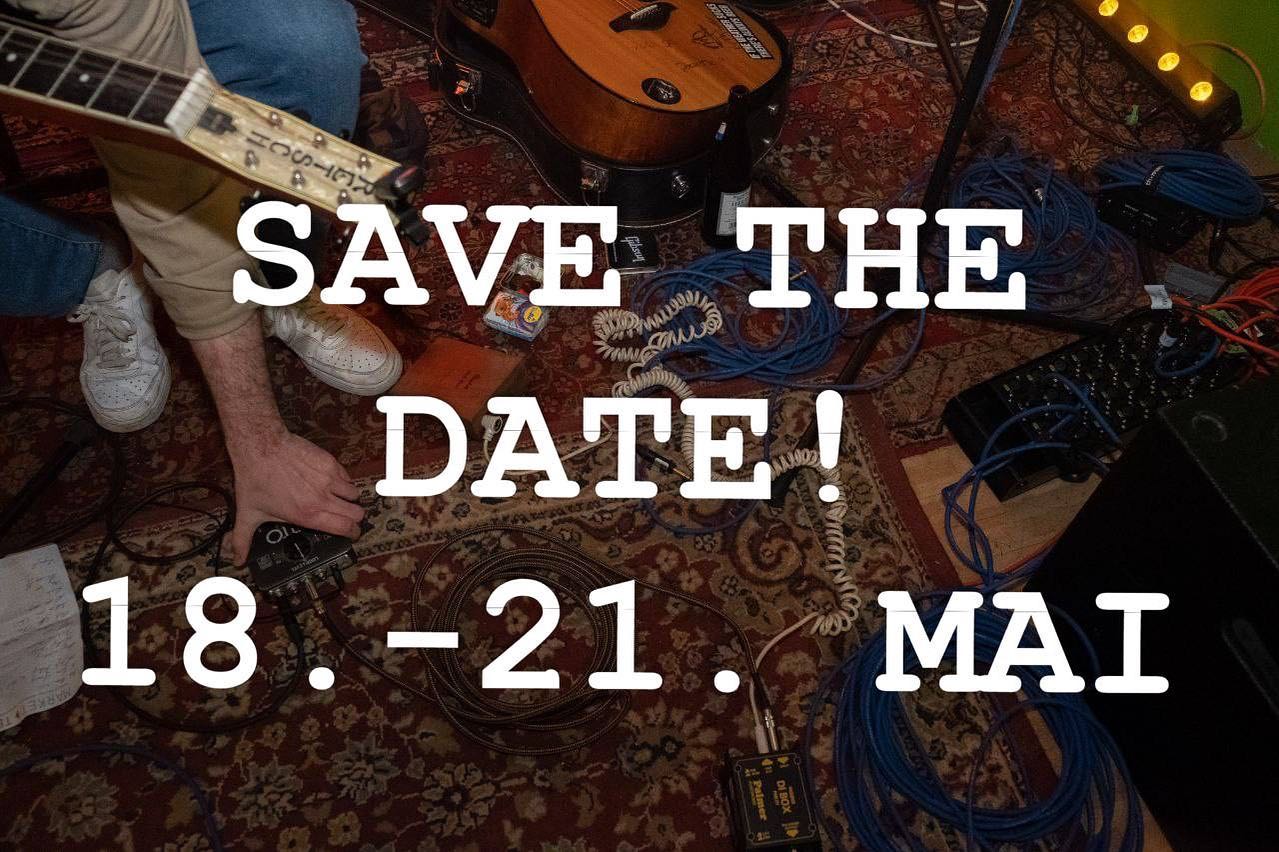 Foto mit Text "SAVE THE DATE! 18.-21. MAI". Im Hintergrund ist Musikequipment zu sehen, das auf Teppichen liegt.